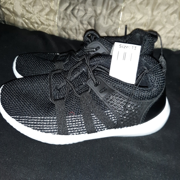 SOLD Boys running shoes - Picture 2 of 4